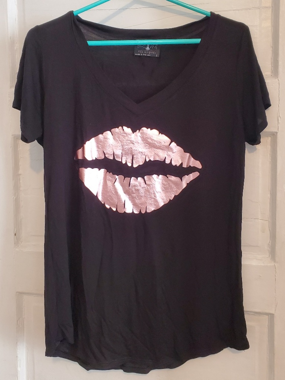 Bird & Vine rose gold lips v-neck shirt, Size S, great condition